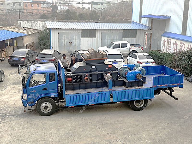 1000x700型全自動(dòng)液壓對(duì)輥制砂機(jī)發(fā)貨 1000x700型全自動(dòng)液壓對(duì)輥制砂機(jī)發(fā)貨