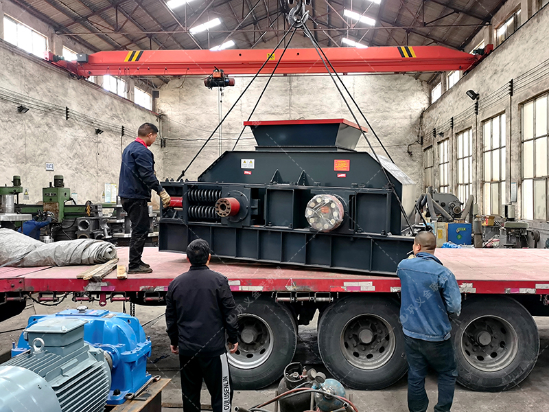 大型半自動(dòng)液壓對輥破碎機(jī)發(fā)貨 破碎瓜米石 大型半自動(dòng)液壓對輥破碎機(jī)發(fā)貨 破碎瓜米石