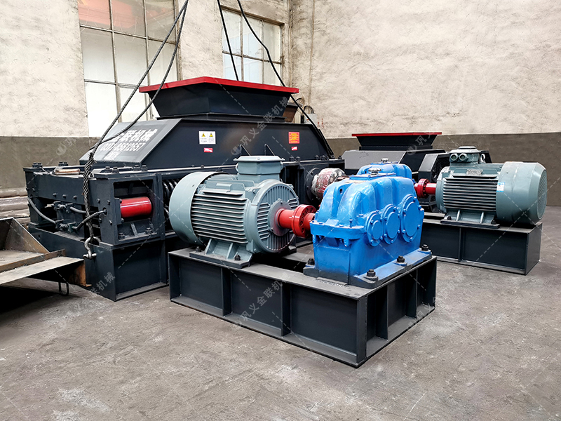 大型半自動(dòng)液壓對輥破碎機(jī)發(fā)貨 破碎瓜米石 大型半自動(dòng)液壓對輥破碎機(jī)發(fā)貨 破碎瓜米石