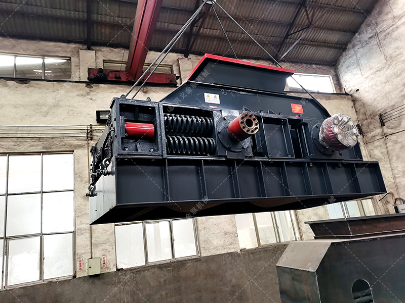 大型半自動(dòng)液壓對輥破碎機(jī)發(fā)貨 破碎瓜米石 大型半自動(dòng)液壓對輥破碎機(jī)發(fā)貨 破碎瓜米石