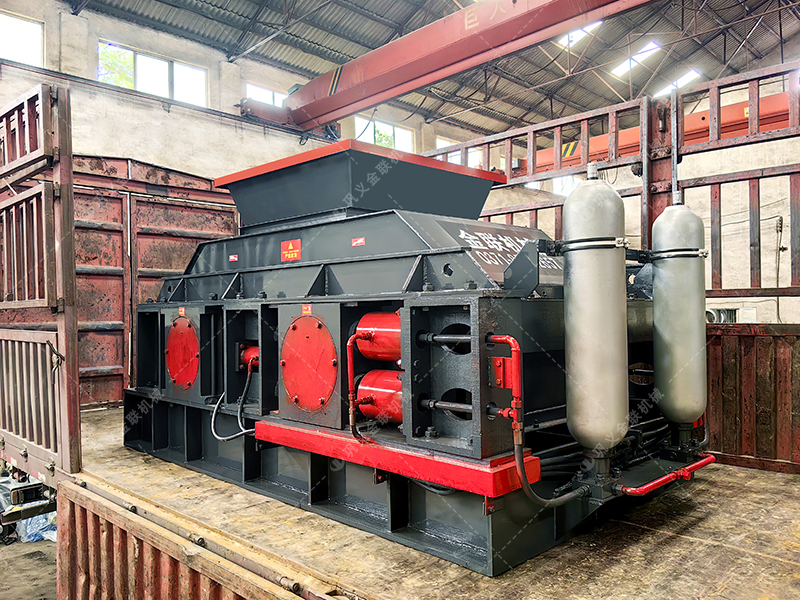 大型液壓對輥制砂機(jī)發(fā)貨 2PG1208制砂機(jī)發(fā)往山東