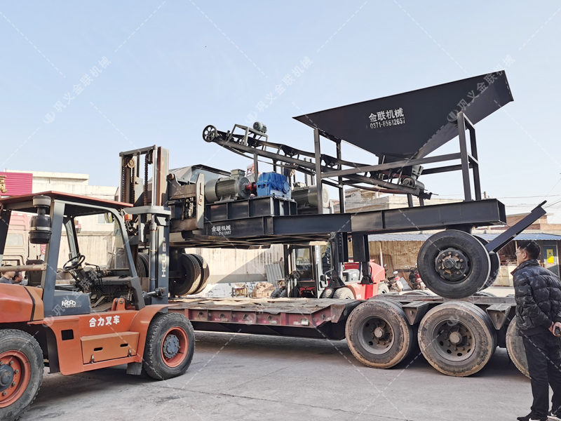 1200x800型移動(dòng)式對輥破碎機(jī) 大型破碎機(jī)發(fā)貨圖片