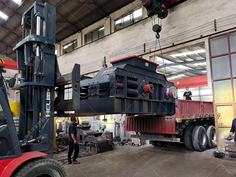 1500x1000型對輥制砂機 大型制砂機發(fā)往內(nèi)蒙古 1500x1000型對輥制砂機 大型制砂機發(fā)往內(nèi)蒙古