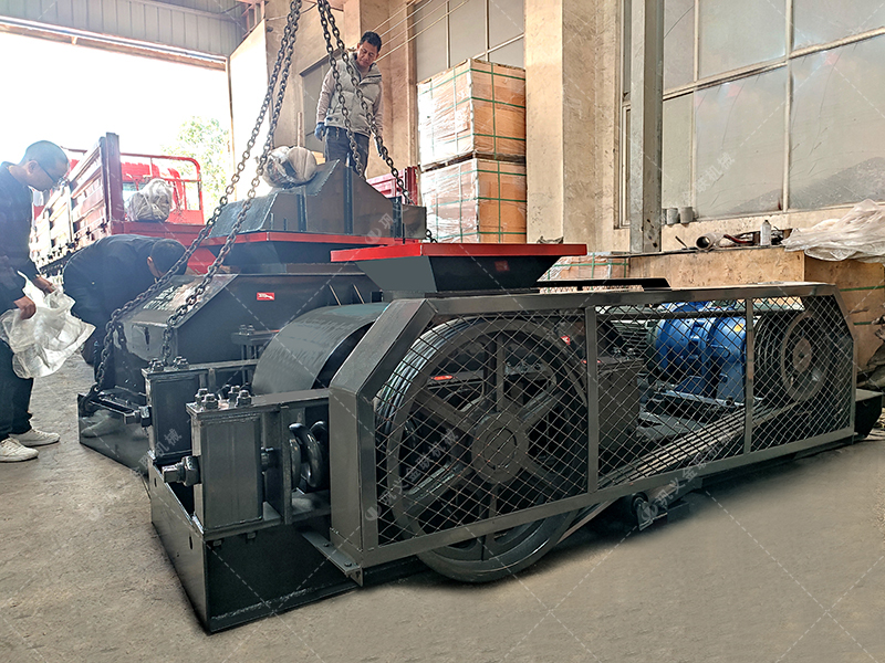 兩臺小型對輥破碎機發(fā)貨圖片_發(fā)往廣東廣西_破碎石英砂