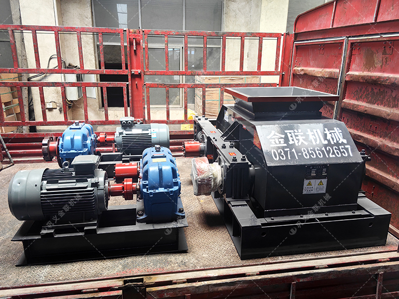 800x600型對(duì)輥破碎機(jī)發(fā)貨 破碎河卵石 800x600型對(duì)輥破碎機(jī)發(fā)貨 破碎河卵石