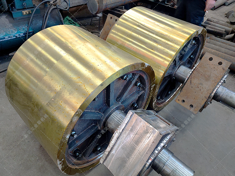 砂廠更換設(shè)備用對(duì)輥破碎機(jī)多少錢(qián)一臺(tái)？