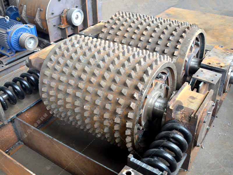 高碳硅鐵特別脆？防過粉碎雙齒輥有何特殊設(shè)計？