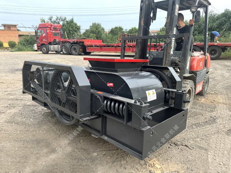 看雙齒輥破碎機(jī)如何將原料 “變廢為寶”，鑄就高利潤(rùn)顆粒塊